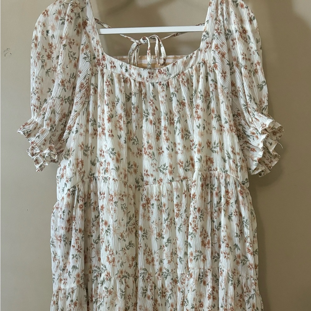 Knee length dress with beautiful flower detail.